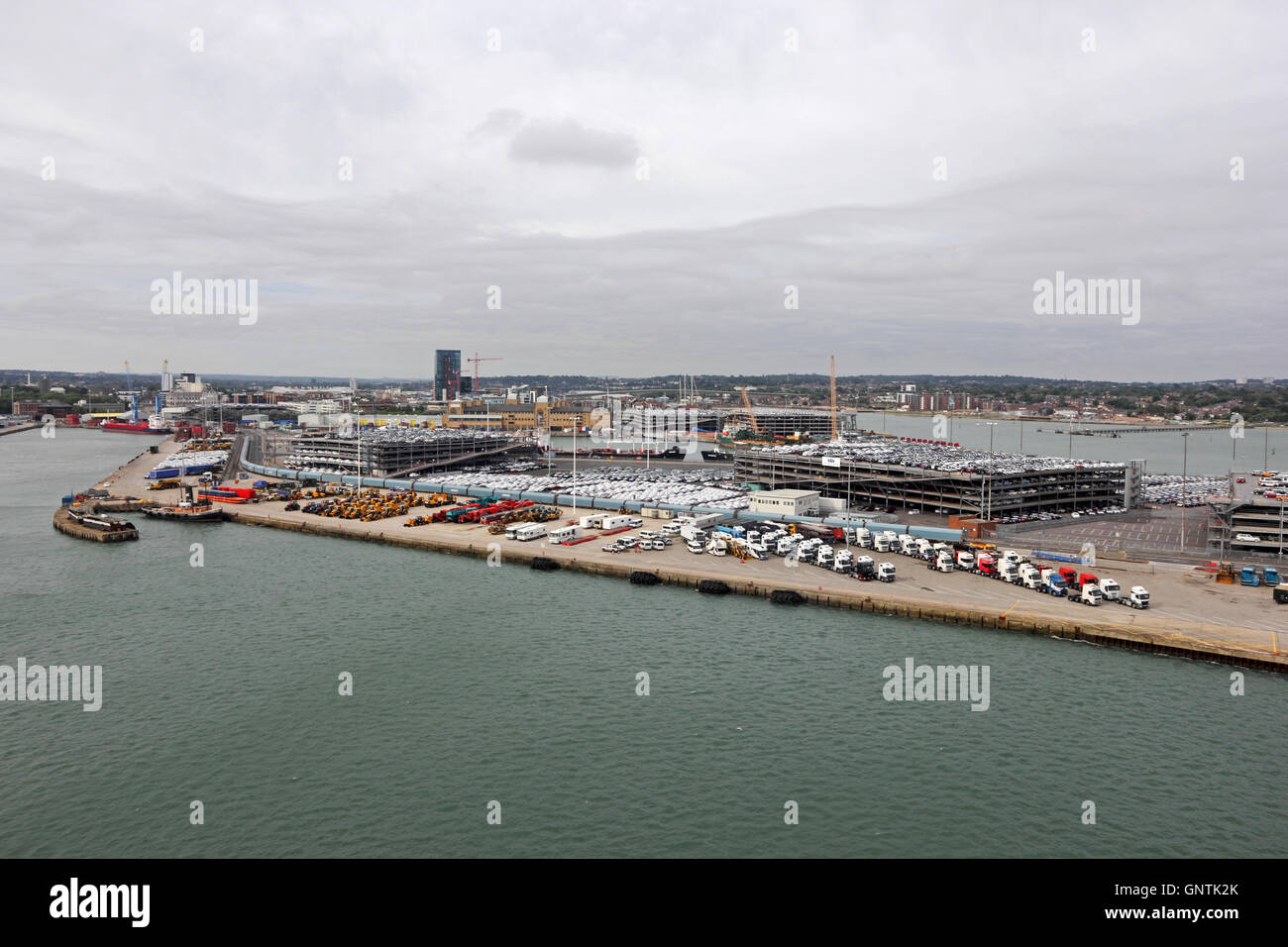 Jaguar e Land Rover 4 x 4 veicoli, camper, JCB, trattori, camion in attesa di esportazione da Southampton docks Foto Stock