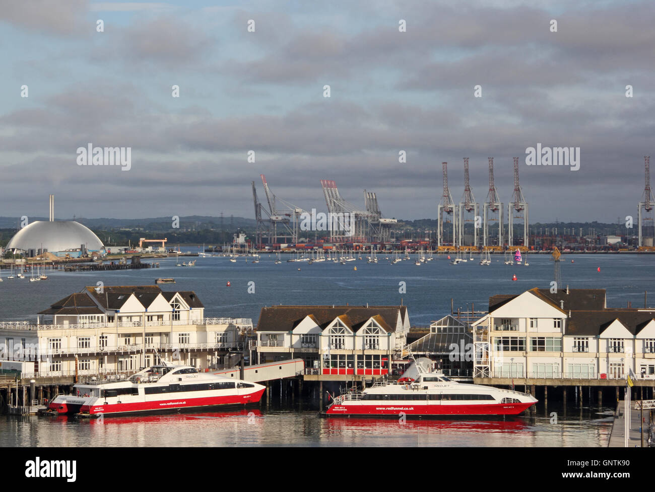 Southampton dal dock, con imbuto rosso traghetti in primo piano. Foto Stock