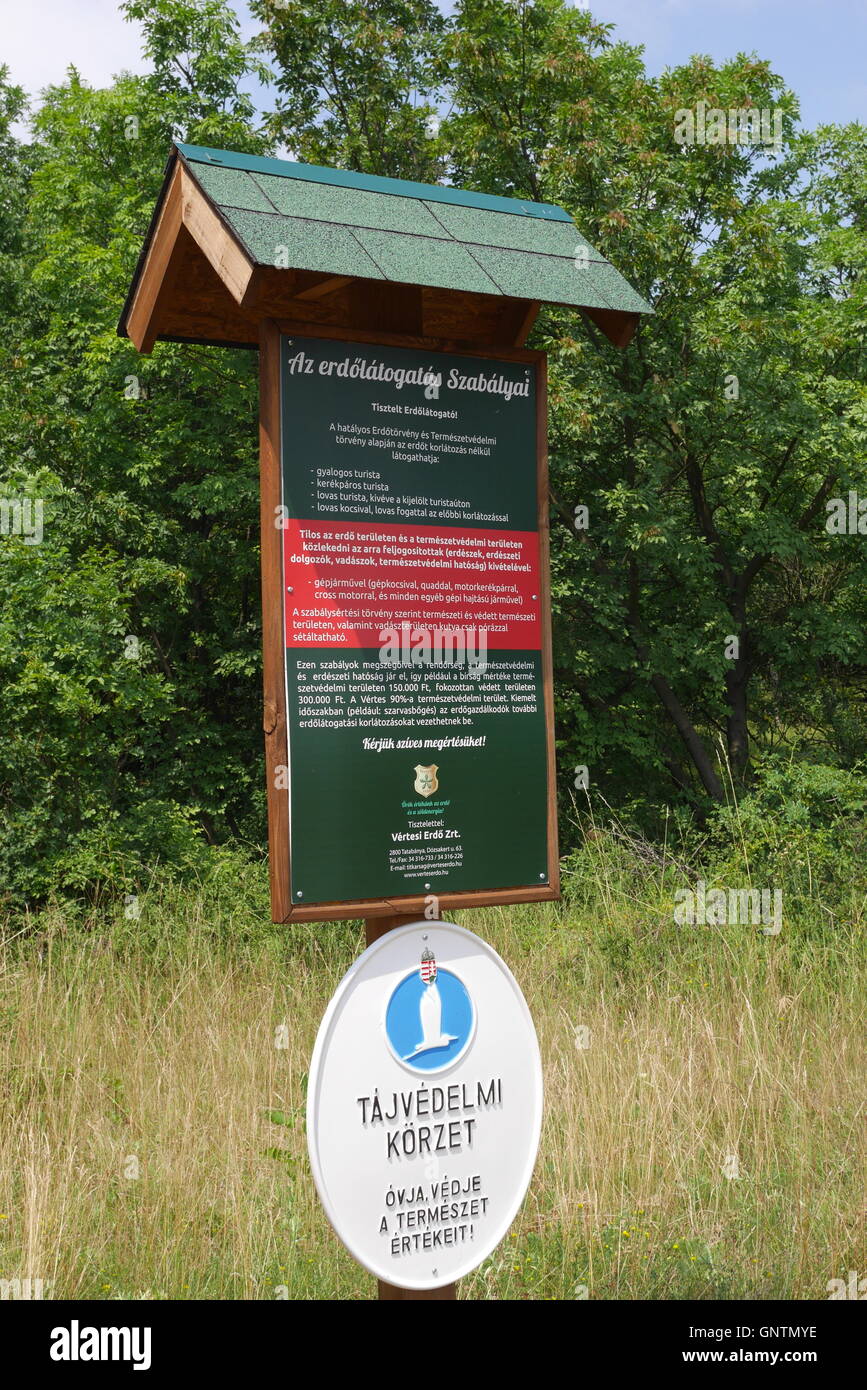 Riserva naturale segno e informazioni in ungherese, Vertes panoramico sentiero natura, Csakbereny, Vertes colline, Ungheria Foto Stock