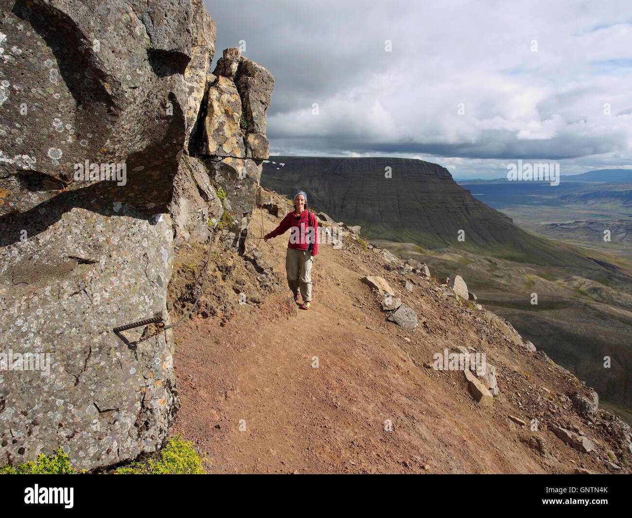 Walker sulla sezione concatenate di Þverfellshorn, Esja, Islanda Foto Stock