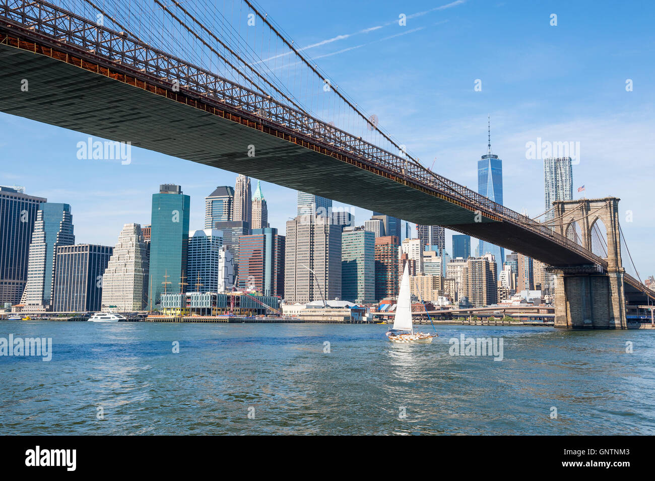 New York skyline della città vista del Ponte di Brooklyn e il centro di Manhattan sul luminoso pomeriggio estivo Foto Stock