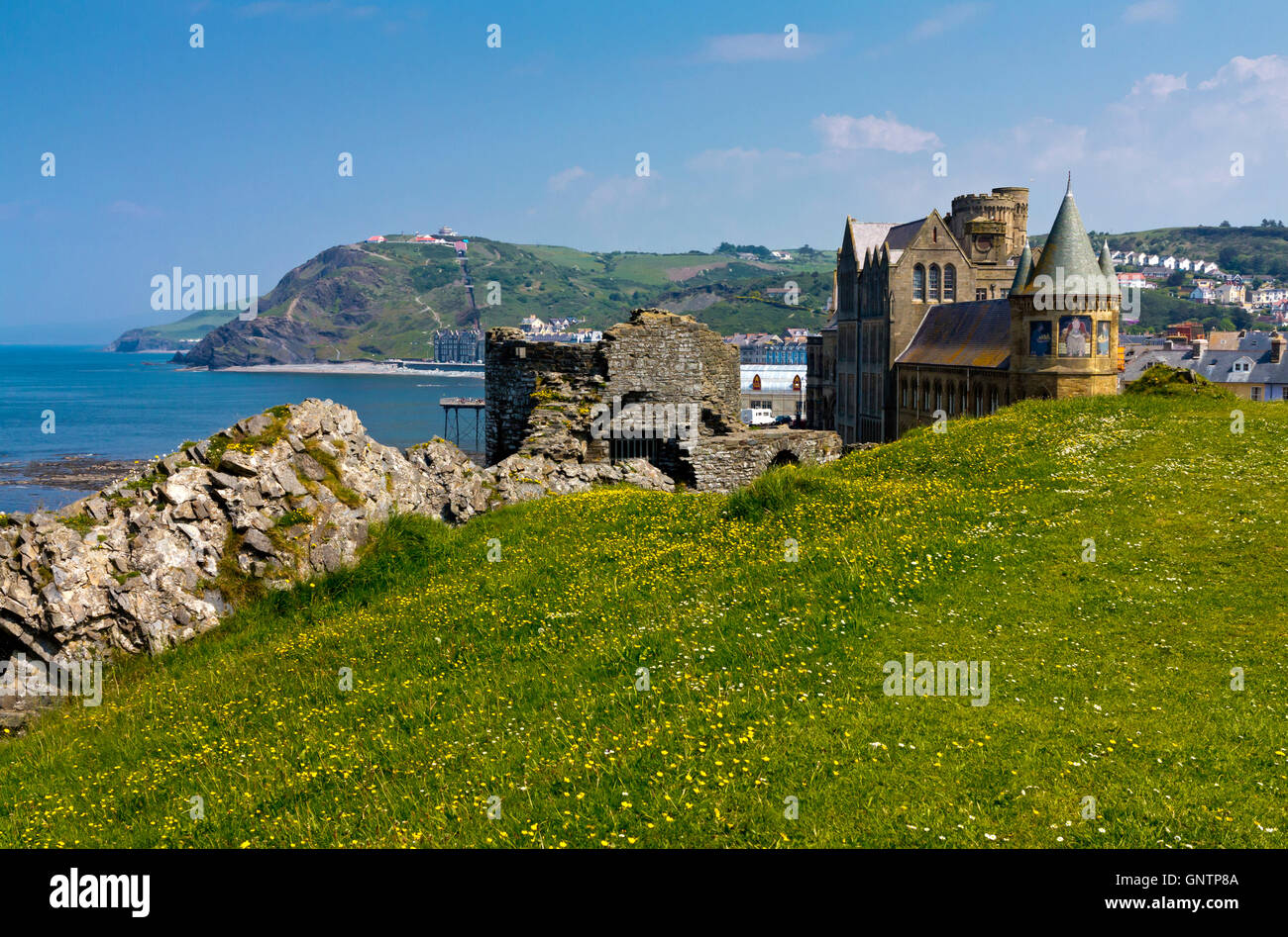 Le rovine del castello di Aberystwyth Ceredigion REGNO UNITO Galles costruito alla fine del XIII secolo e parzialmente demolito da Oliver Cromwell Foto Stock