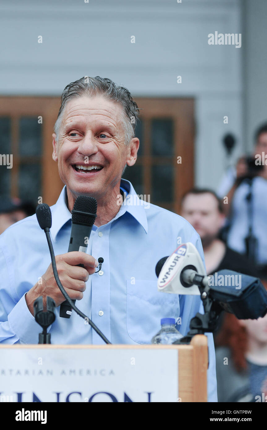 U.S. libertaria candidato presidenziale Gary Johnson sorrisi durante un rally in concordia, New Hampshire, Stati Uniti d'America, il 25 agosto, 2016. Foto Stock