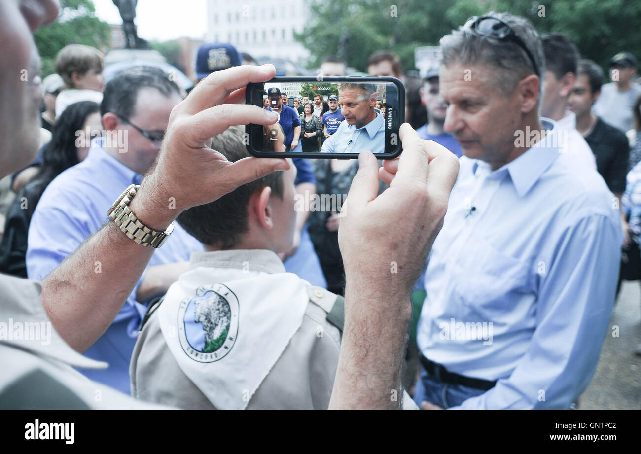 Un Boy Scout del record padre suo figlio chiedendo libertario statunitense candidato presidenziale Gary Johnson una domanda. Foto Stock