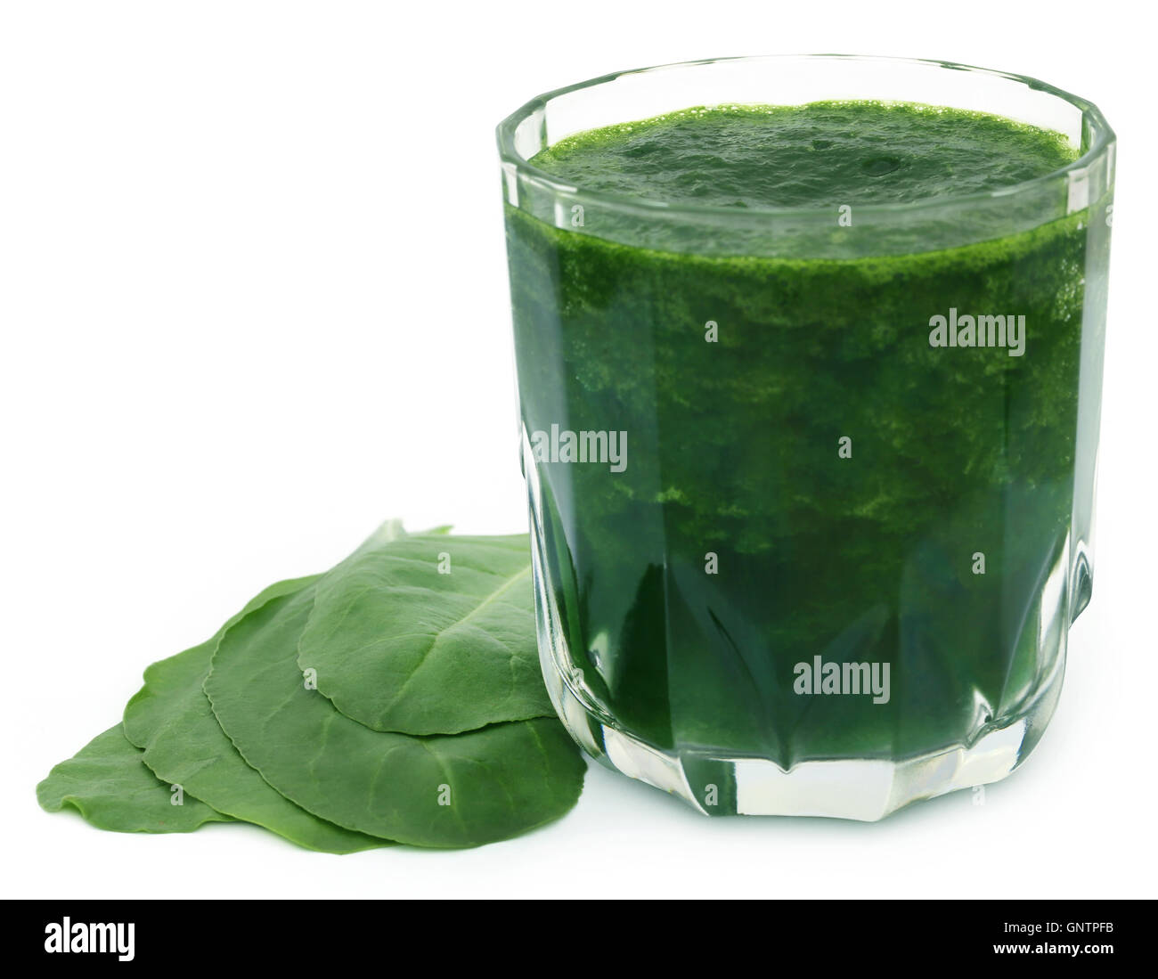 Spinaci freschi con succo in un bicchiere Foto Stock