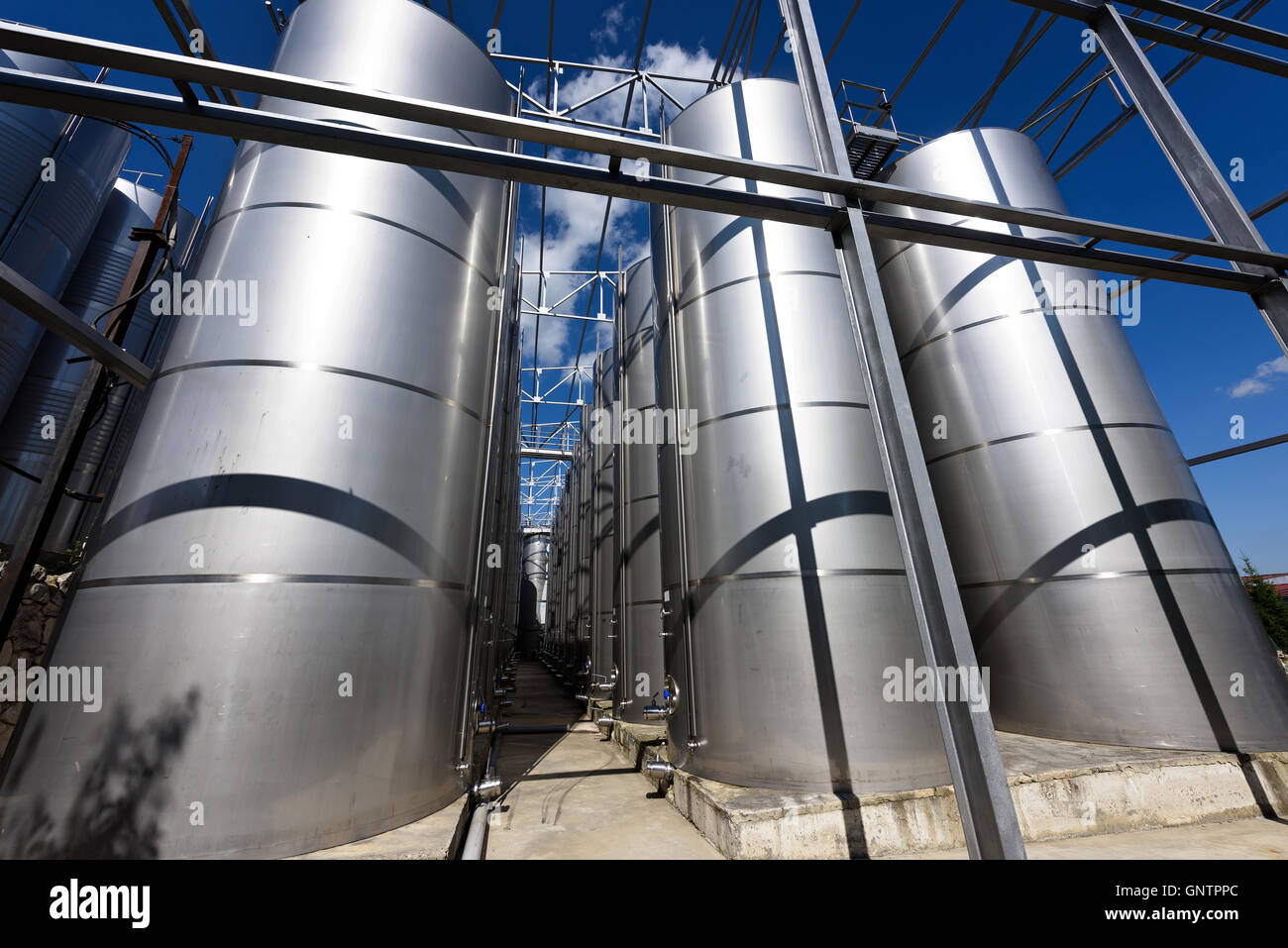 Foto di metallo botti da vino presso la fabbrica Foto Stock