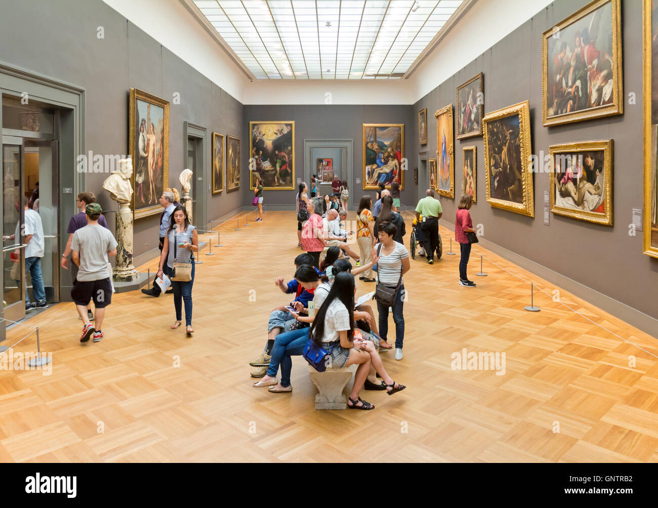 I visitatori la visualizzazione delle illustrazioni del MOMA - il Metropolitan Museum of Art, Manhattan, New York City. Foto Stock