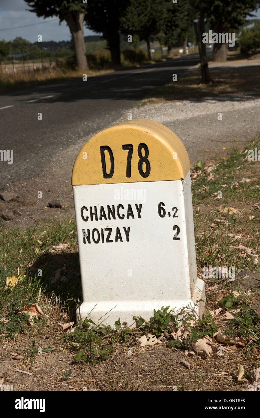Valle della Loira Francia - un marcatore stradale cartello con il nome del luogo e le informazioni sulla distanza Foto Stock