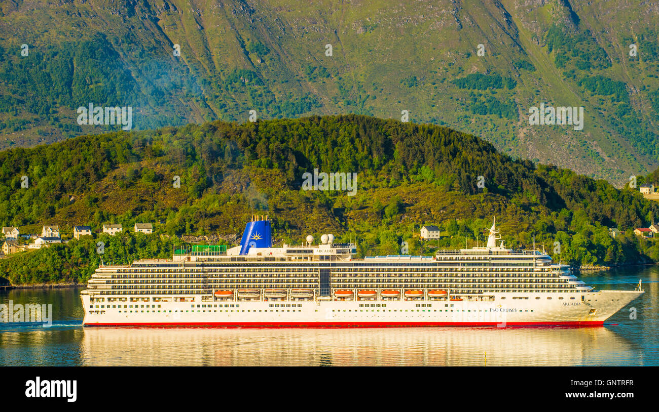 Vista della nave da crociera Arcadia dal Monte Aksla navigazione nel fiordo esterna di Alesund, Norvegia, More og Romsdal, Scandanavia Foto Stock