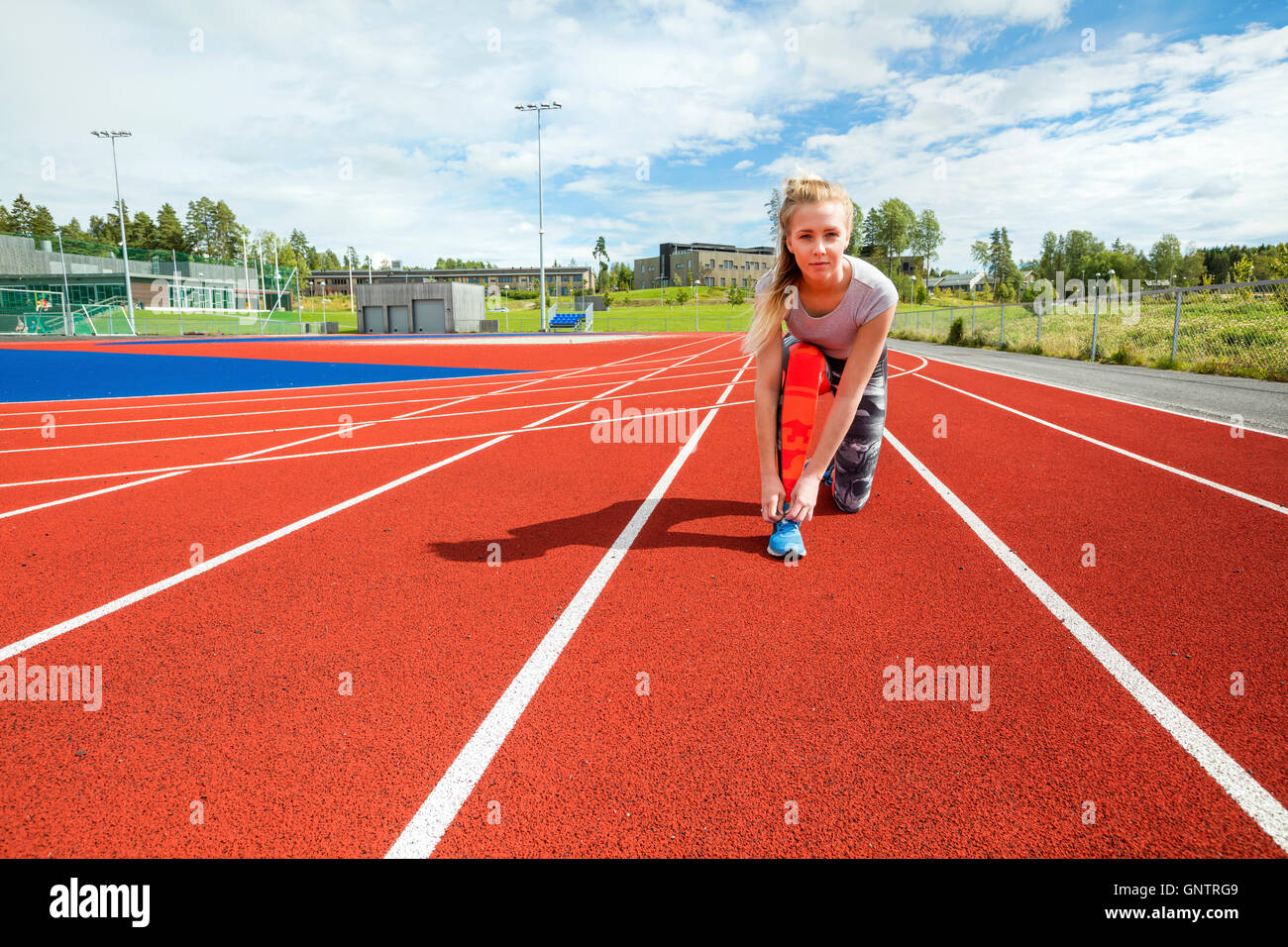 Fiducioso donna passalacci di legatura su binari di scorrimento Foto Stock