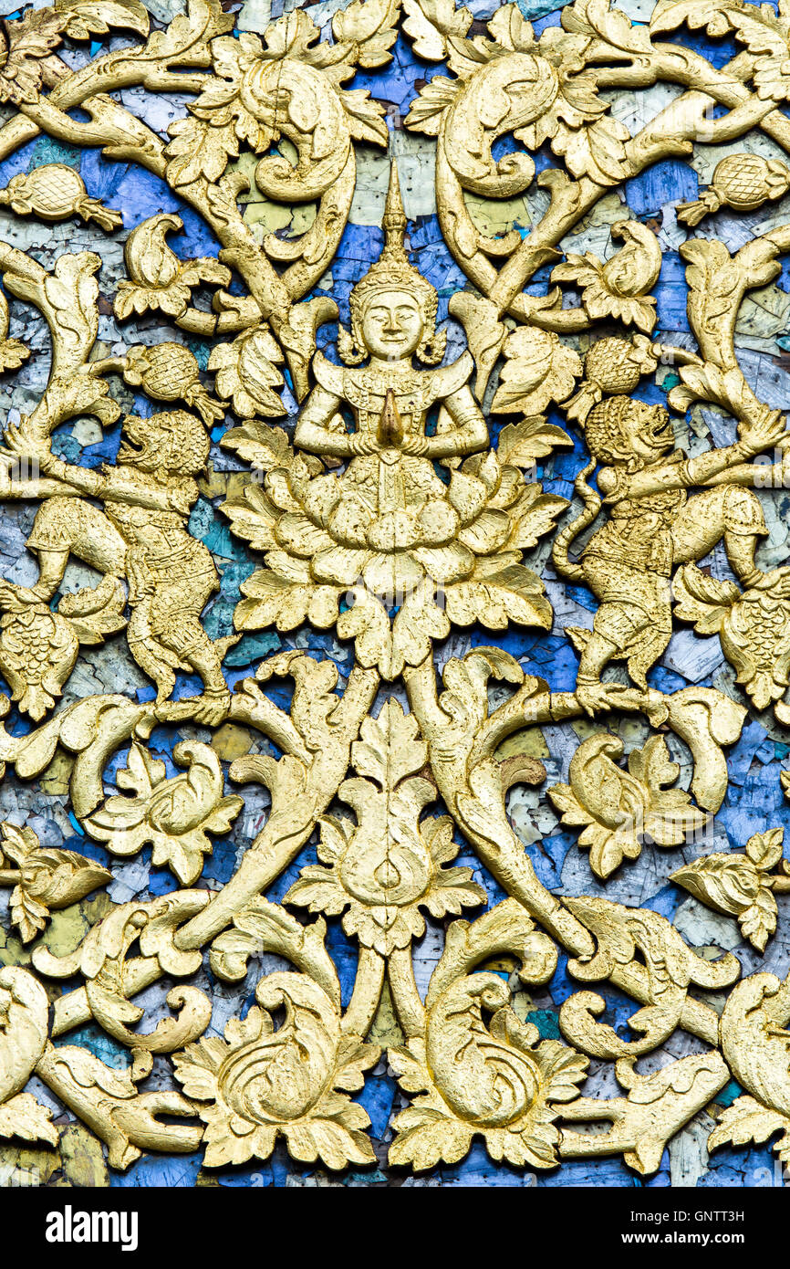 Ornamento del tempio che mostra un'apsara in preghiera su un tempio buddista a Lamphun, Thailandia, Sud-est asiatico Foto Stock