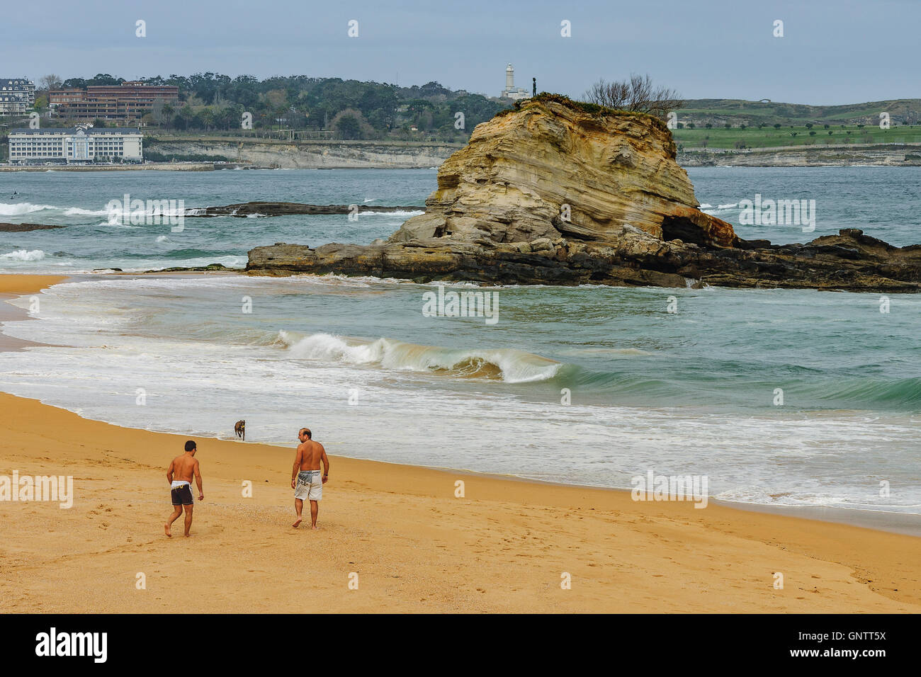 Spiaggia chiamata del cammello dal modo in cui ha un uno appartenente alle rocce nella città di Santander, Cantabria, Spagna, Europa Foto Stock