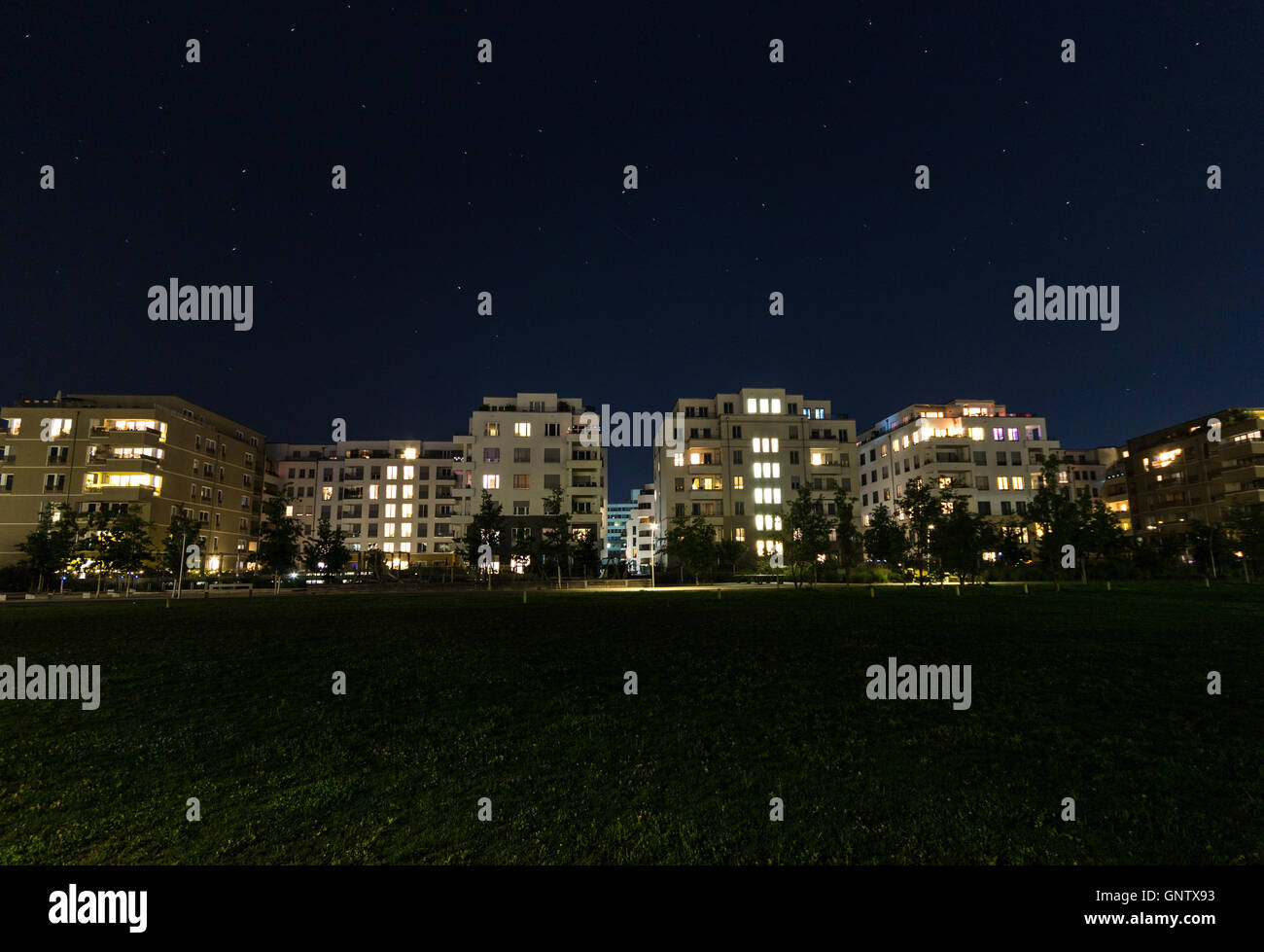Parcheggio vuoto e gli edifici di notte - Berlino Foto Stock