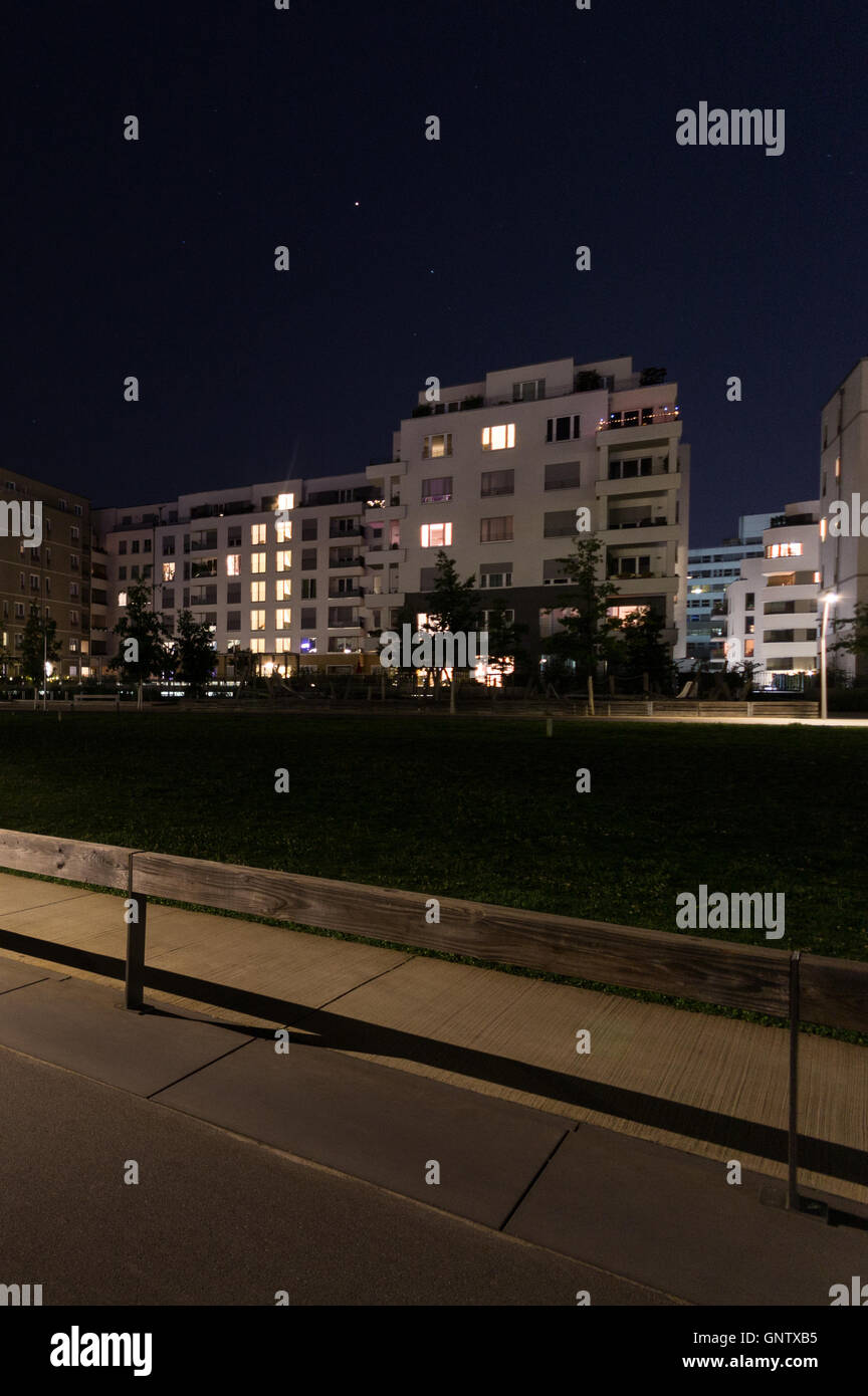 Parcheggio vuoto e gli edifici di notte - Berlino Foto Stock