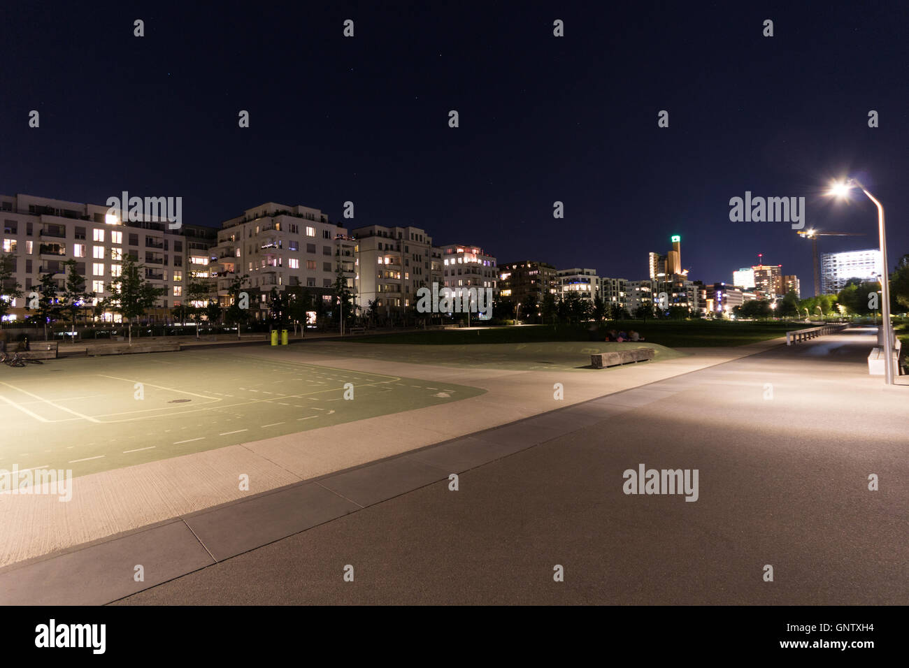 Parco giochi nel parco di vuoto durante la notte con edificio residenziale di sfondo Foto Stock