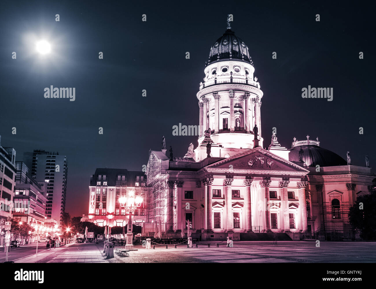 Cattedrale tedesca, Gendarmenmarkt a Berlino la notte Foto Stock