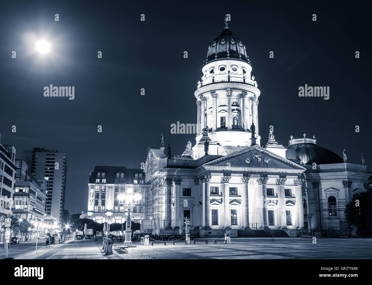 Cattedrale tedesca, Gendarmenmarkt a Berlino la notte Foto Stock