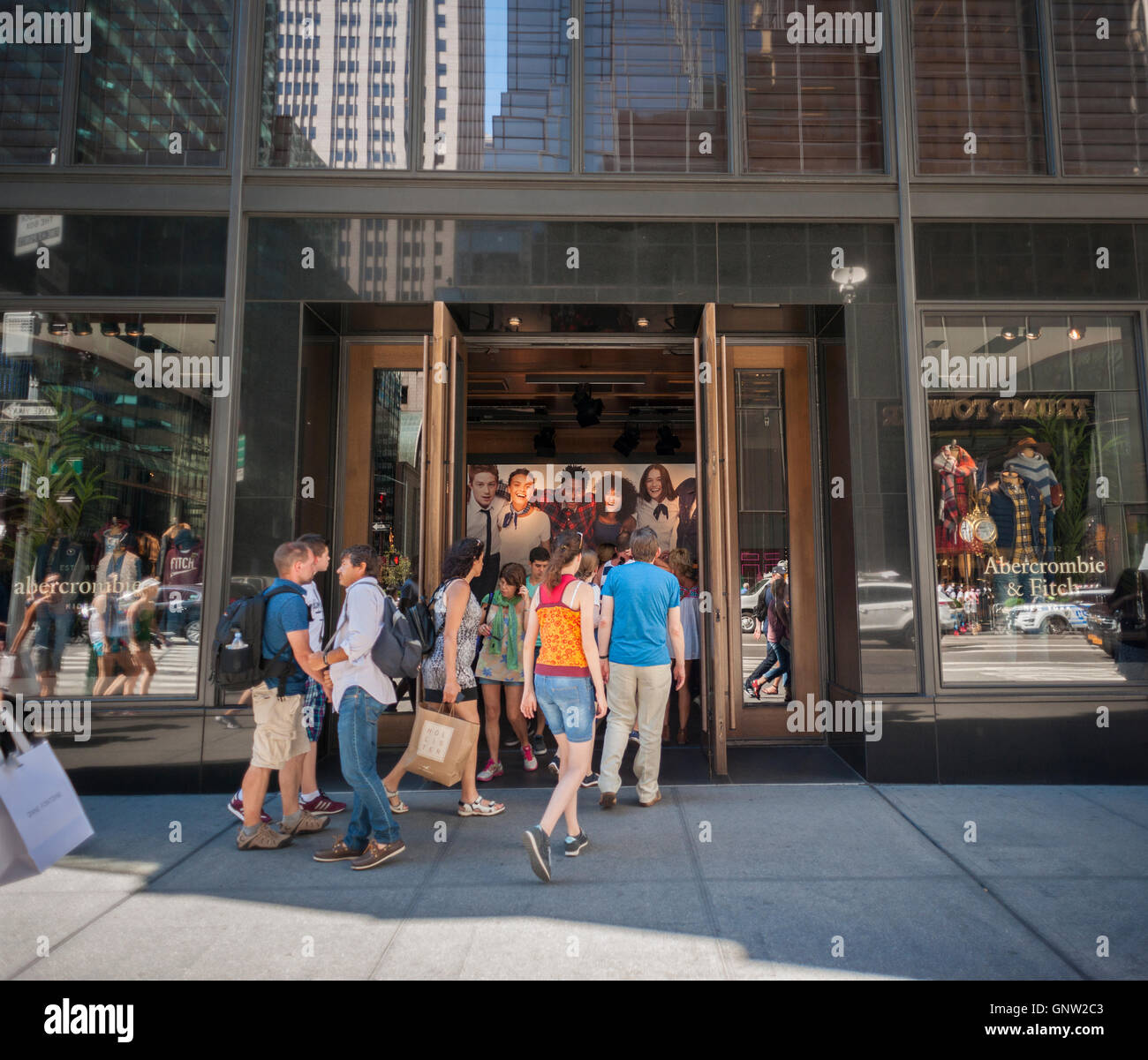 Il Abercrombie & Fitch store sulla Fifth Avenue a New York lunedì 29 agosto, 2016. Abercrombie & Fitch è prevista in relazione alla sua seconda-quatrer risultati prima dell'apertura del mercato di domani. (© Richard B. Levine) Foto Stock