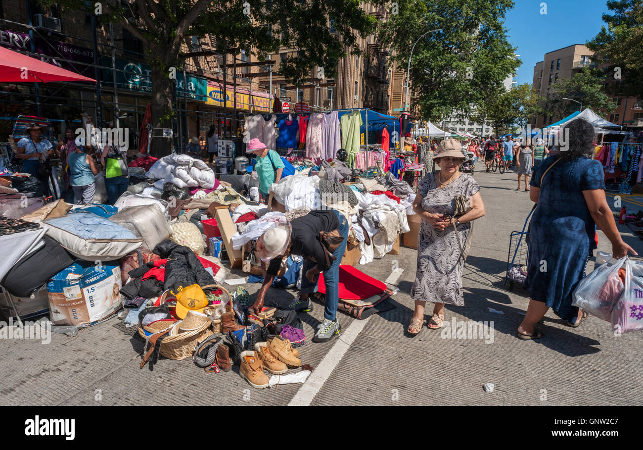 Shopping presso la spiaggia di Brighton Giubileo nella spiaggia di Brighton quartiere di Brooklyn a New York Domenica, 28 agosto 2016. Il quartiere è talvolta colloquialmente denominato 'Little Odessa' a causa della sua popolarità tra emigrati russi e la sua vicinanza al mare. (© Richard B. Levine) Foto Stock