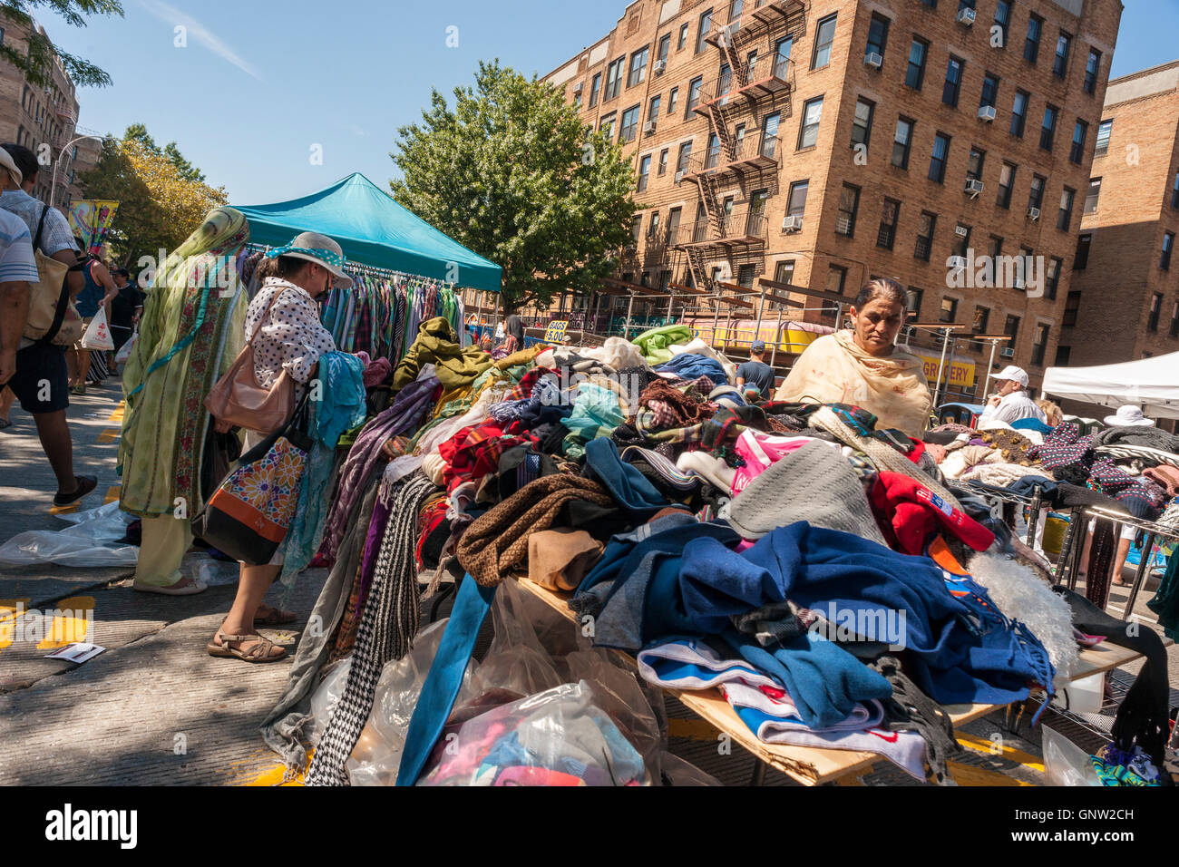 Shopping presso la spiaggia di Brighton Giubileo nella spiaggia di Brighton quartiere di Brooklyn a New York Domenica, 28 agosto 2016. Il quartiere è talvolta colloquialmente denominato 'Little Odessa' a causa della sua popolarità tra emigrati russi e la sua vicinanza al mare. (© Richard B. Levine) Foto Stock