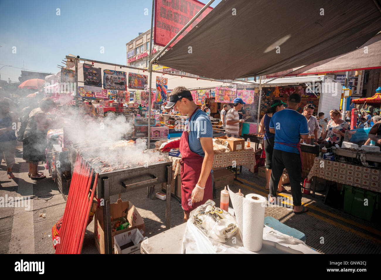 A cucinare grigliate di carne a un cibo stand presso la spiaggia di Brighton Giubileo nella spiaggia di Brighton quartiere di Brooklyn a New York Domenica, 28 agosto 2016. Il quartiere è talvolta colloquialmente denominato 'Little Odessa' a causa della sua popolarità tra emigrati russi e la sua vicinanza al mare. (© Richard B. Levine) Foto Stock