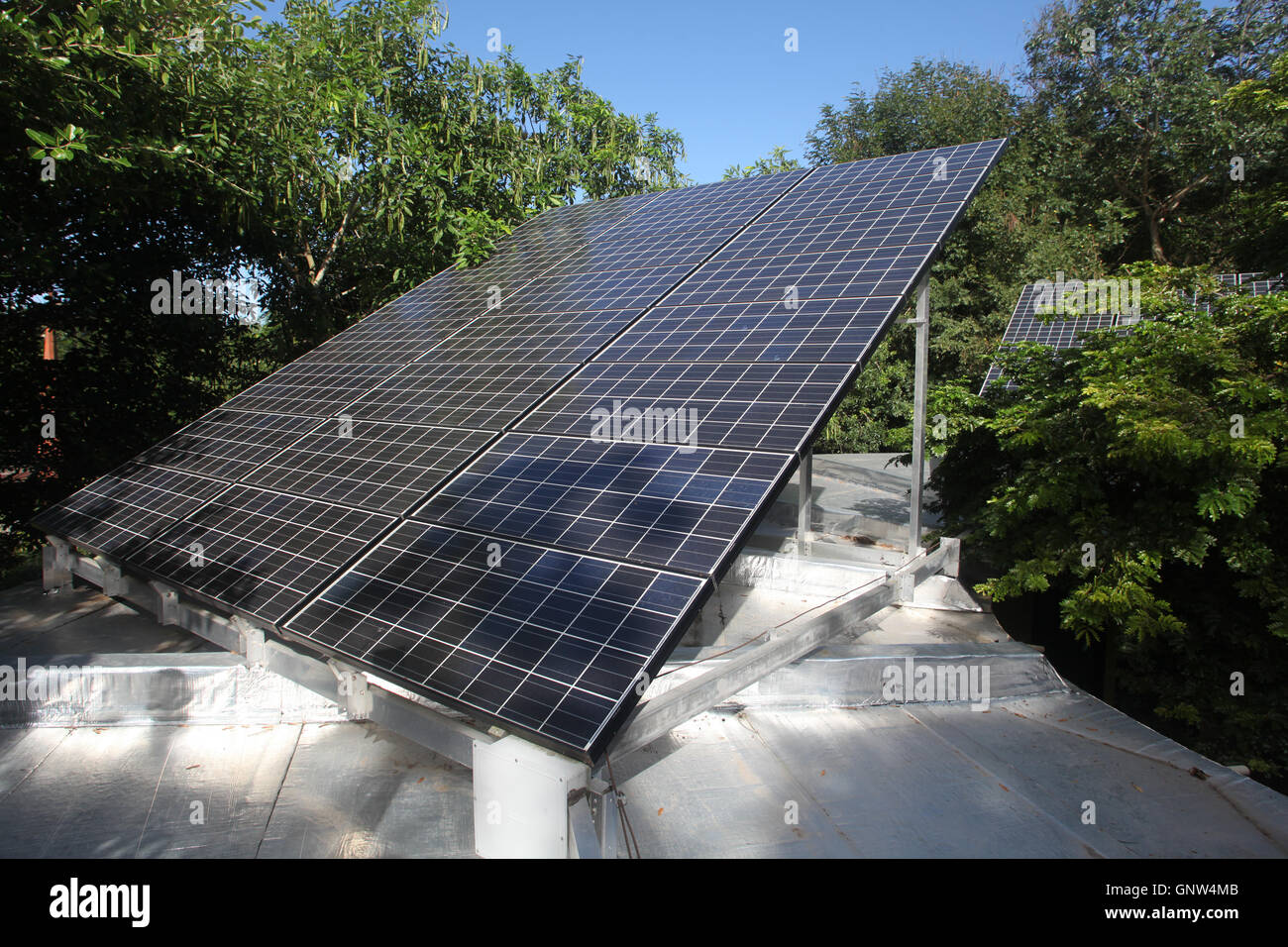 Pannello solare per produrre foto di energia fotovoltaica Foto Stock