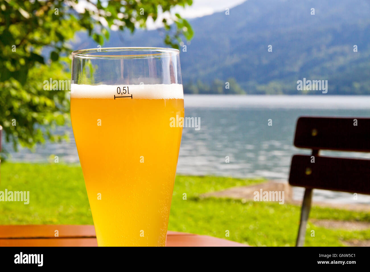 Birra di grano su un tavolo nella natura Foto Stock