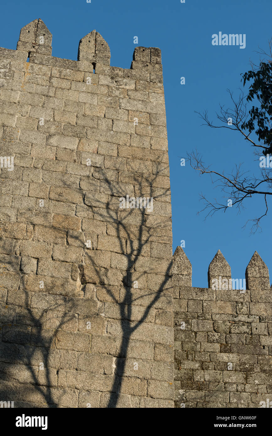 Castello di Guimaraes, un tardo romanico-gotico precoce del decimo secolo fortificazione costruita sulle fondamenta di un edificio romano. Ho Foto Stock