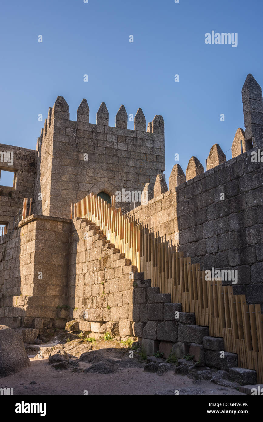 Castello di Guimaraes, un tardo romanico-gotico precoce del decimo secolo fortificazione costruita su fondamenta romane, Portogallo Foto Stock