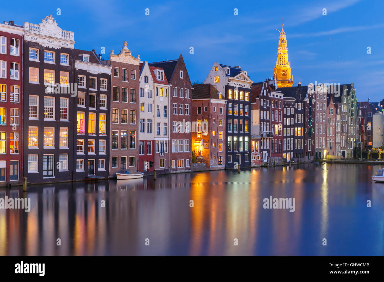 Notte Amsterdam case tipiche, Paesi Bassi Foto Stock