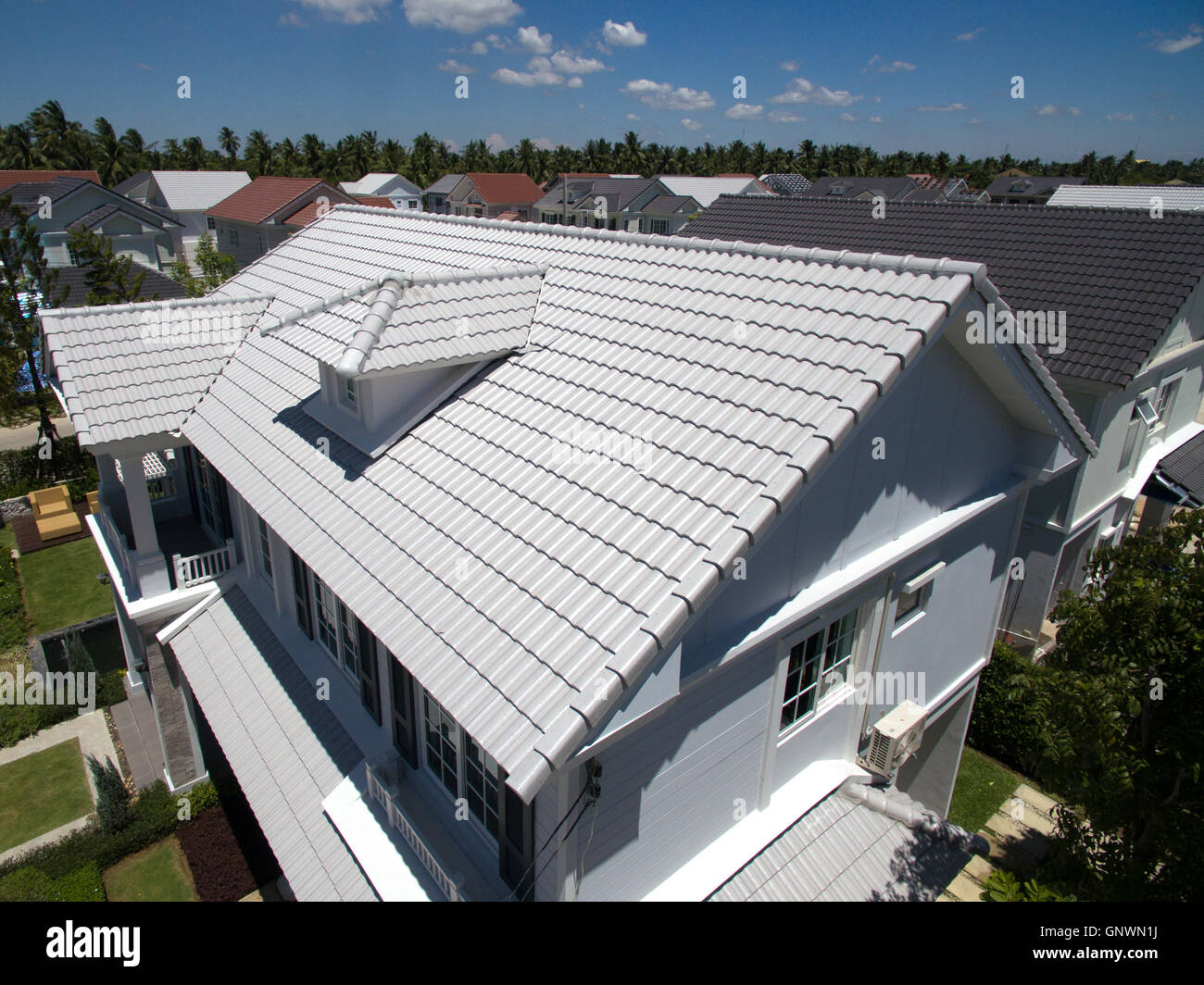 Tetti casa piastrelle, nuovi stili e colori Foto Stock