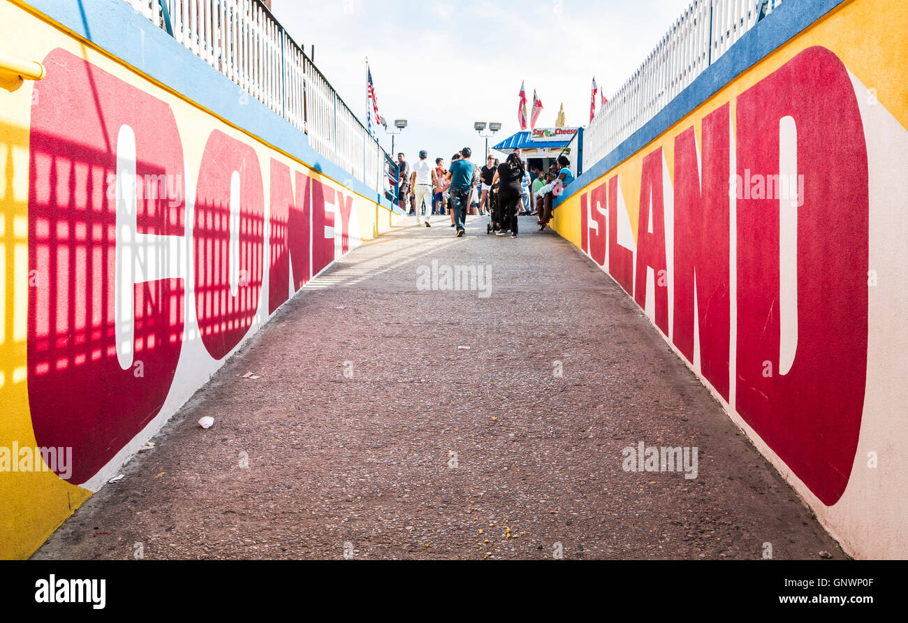 Lettering / segnaletica di un graffito murale su Coney Island boardwalk all'ingresso Deno il Wonder Wheel Amusement Park Foto Stock