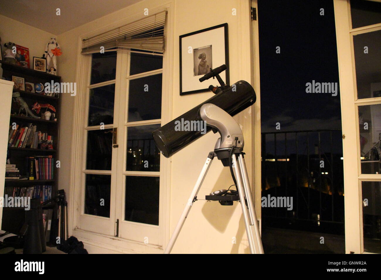 Skywatcher Explorer 130p newtoniano telescopio riflettore con sfondo su Londra cielo notturno Foto Stock