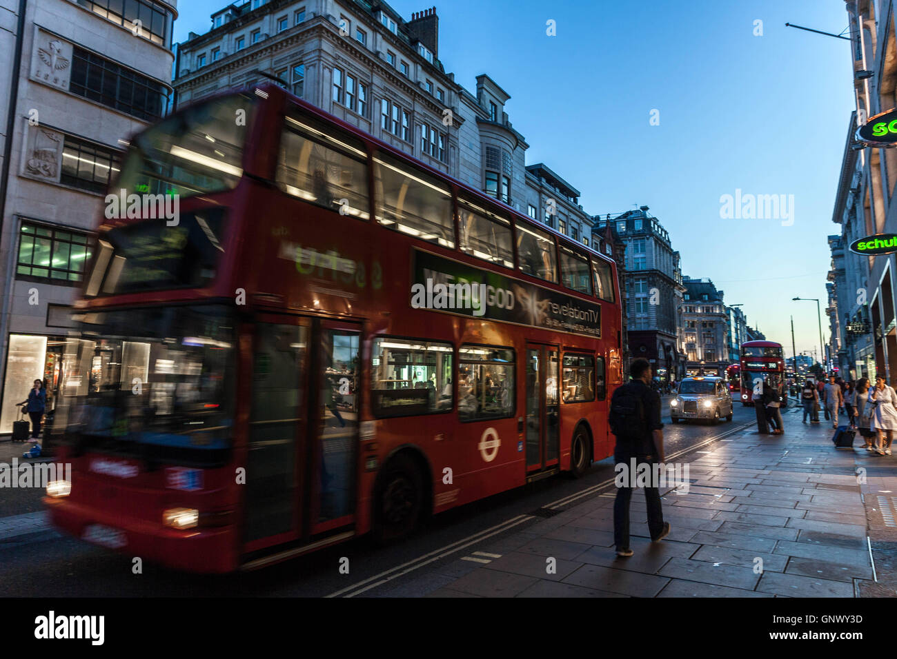 Double Decker bus viaggiano lungo Oxford Street, Londra, Inghilterra, Regno Unito. Foto Stock