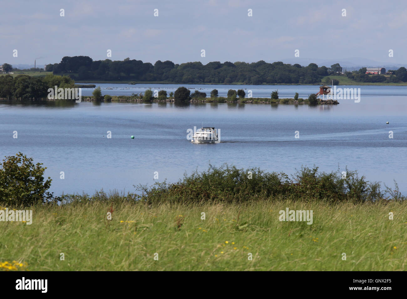 Cruiser vela sul Lough Neagh, Irlanda del Nord il più grande lago d'acqua dolce nel Regno Unito Foto Stock