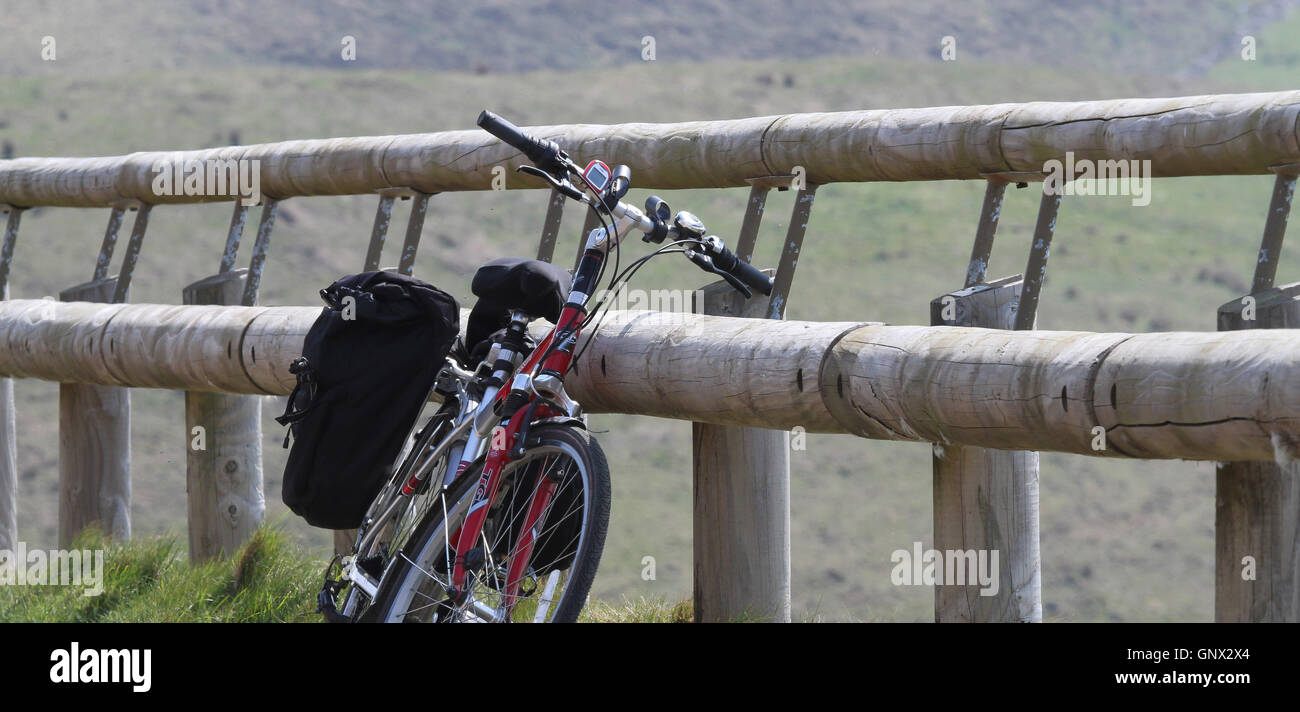 Touring bicicletta ibrida appoggiata contro la recinzione Foto Stock