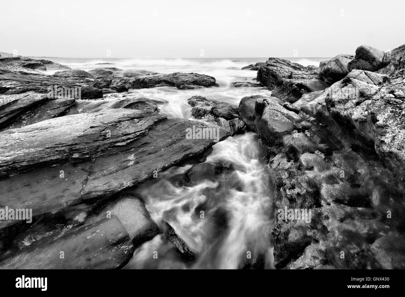 Vista dell'oceano robusto costa rocciosa. Foto Stock