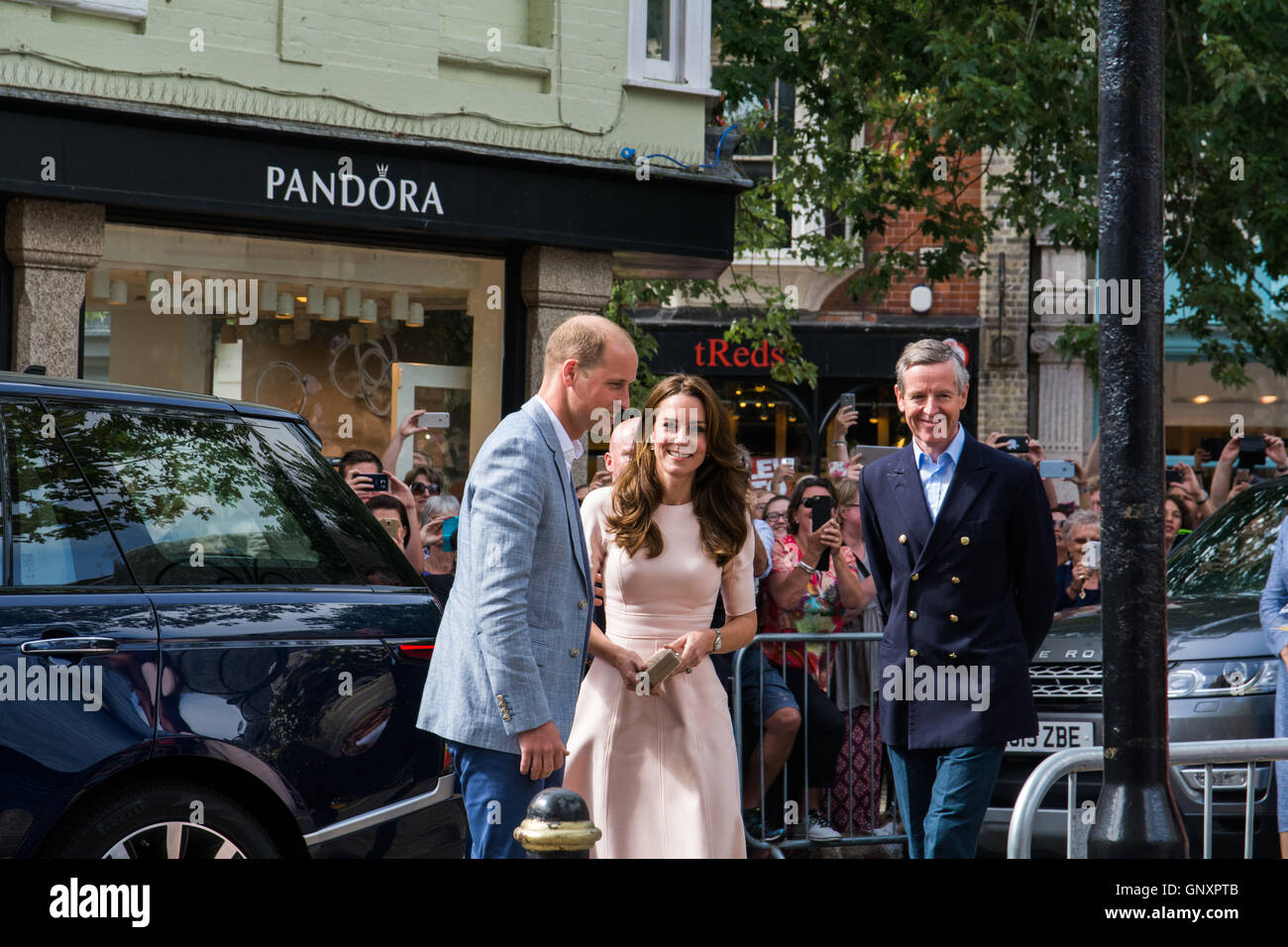 Truro, Cornwall, Regno Unito. Il 1° settembre 2016. Il Duca e la Duchessa hanno iniziato la loro visita in Cornovaglia in Truro, Cornwall solo città dove hanno visitato Truro Cathedral e incontrato civic dignitari e cattedrale rappresentanti. Mentre vi, le Loro Altezze Reali sarà anche 'Segno-a-Slate" a sostegno del Truro Cathedral Appello del tetto. Credito: Simon Maycock/Alamy Live News Foto Stock