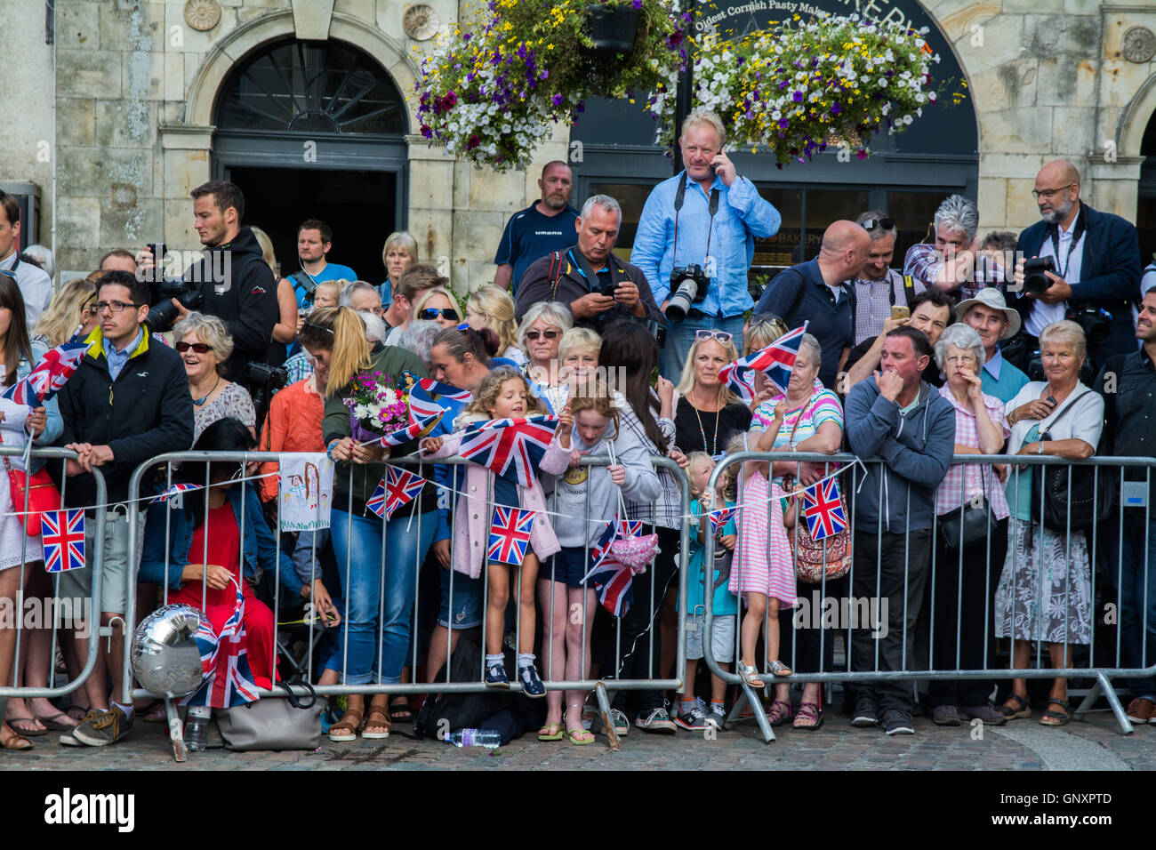 Truro, Cornwall, Regno Unito. Il 1° settembre 2016. Il Duca e la Duchessa hanno iniziato la loro visita in Cornovaglia in Truro, Cornwall solo città dove hanno visitato Truro Cathedral e incontrato civic dignitari e cattedrale rappresentanti. Mentre vi, le Loro Altezze Reali sarà anche 'Segno-a-Slate" a sostegno del Truro Cathedral Appello del tetto. Credito: Simon Maycock/Alamy Live News Foto Stock