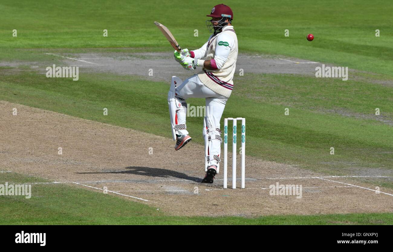 Manchester, Regno Unito. 1 Sep, 2016. Peter Trego (Somerset) gioca e perde il suo modo per il suo secondo secolo nella contea gara di campionato tra Lancashire e Somerset il giorno 2 a Emirates Old Trafford. Lui finisce su 154 non fuori dopo un ottavo-paletto stand di 236 con Ryan Davies. Credito: Giovanni friggitrice/Alamy Live News Foto Stock