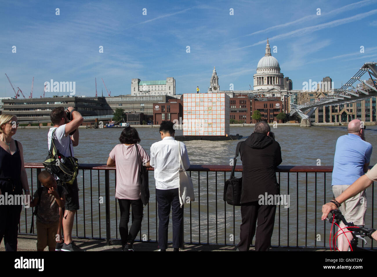 London , REGNO UNITO. Il 1° settembre 2016. Sogni galleggianti installazione un alto sette metri e alto cubo costruito da centinaia di immagini disegnate su coreano carta di riso dell'artista coreano Ik Joong Kang è presentato sul Fiume Tamigi come parte di totalmente Thames Festival. I disegni dalla Corea del Nord i rifugiati che sono stati costretti a fuggire dalla loro casa durante la guerra di Corea negli anni cinquanta Credito: amer ghazzal/Alamy Live News Foto Stock