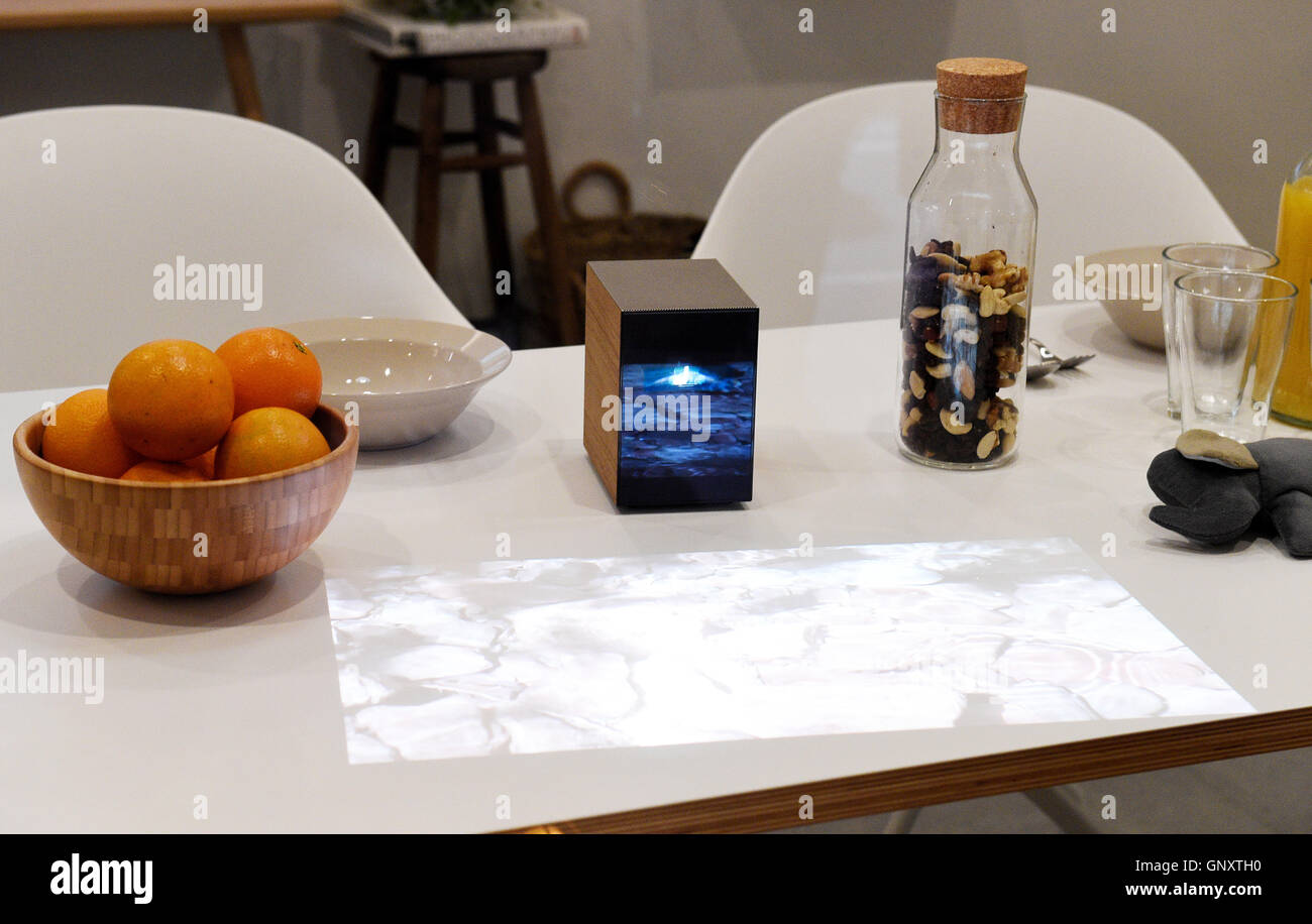 Berlino, Germania. 01 Sep, 2016. Un nuovo tipo di proiettore proietta un'immagine su un tavolo presso la società Sony stand presso l'IFA electronics fair di Berlino, Germania, 01 settembre 2016. L'IFA è noto come il più grande del mondo equo per intrattenimento tecnologia e elettrodomestici. L'IFA si svolge dal 2 al 7 settembre 2016. Foto: RAINER JENSEN/dpa/Alamy Live News Foto Stock