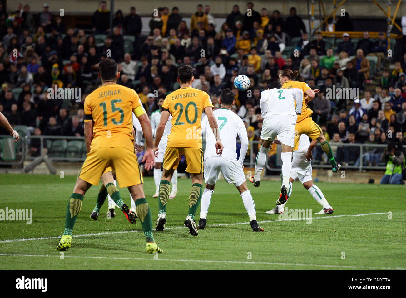 Perth, Australia. Il 1 settembre 2016. La Coppa del Mondo di calcio il qualificatore. Australia contro l'Iraq. In Iraq le Ahmed Ibrahim capi la palla fuori della sua casella durante la seconda metà contro l'Australia. L Australia ha vinto 2-0. Credit: Azione Plus immagini di sport/Alamy Live News Foto Stock