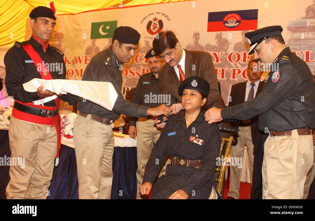 Chief Minister Sindh, Murad Ali Shah pinning i badge di rango sulle spalle del funzionario di polizia promossi al rango di Vice Sovrintendente della polizia, durante la cerimonia di premiazione che si terrà CPO a Karachi il giovedì, 01 settembre 2016. Foto Stock