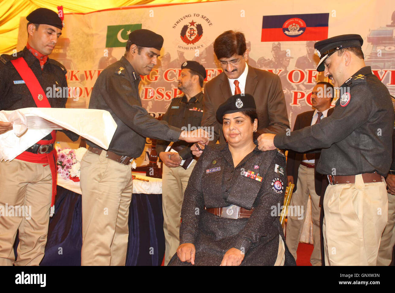 Chief Minister Sindh, Murad Ali Shah pinning i badge di rango sulle spalle del funzionario di polizia promossi al rango di Vice Sovrintendente della polizia, durante la cerimonia di premiazione che si terrà CPO a Karachi il giovedì, 01 settembre 2016. Foto Stock