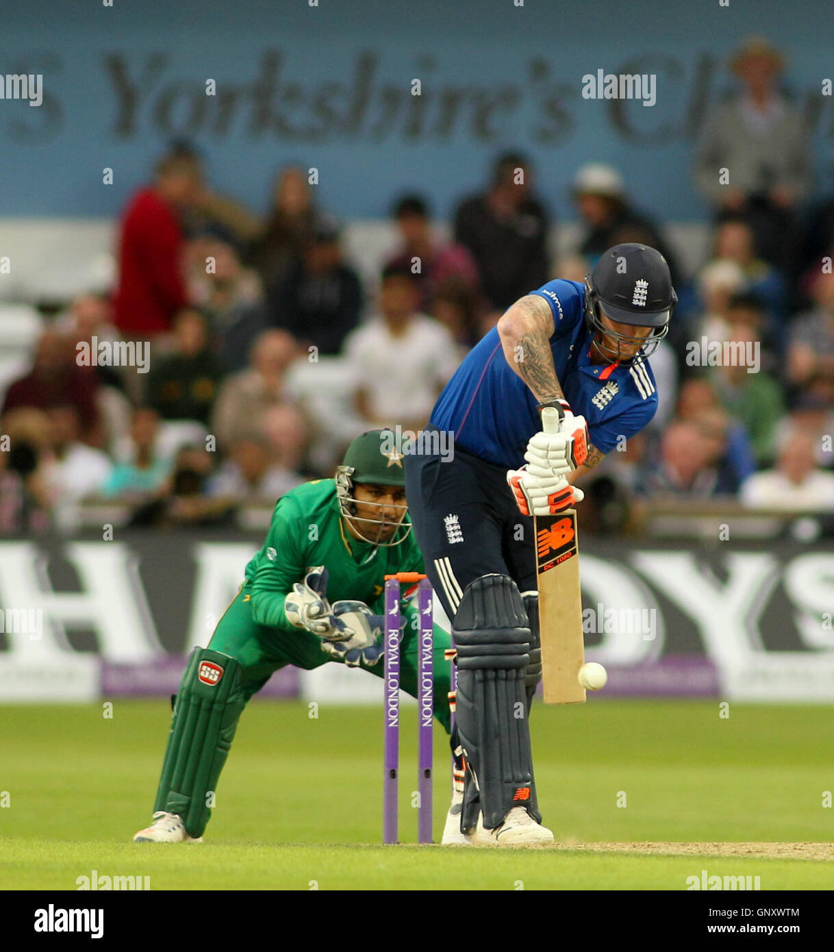 Leeds, Regno Unito. 01 Sep, 2016. Headingley Carnegie Stadium, West Yorkshire, Leeds, Regno Unito. Giovedì 1 settembre 2016. Ben Stokes di Inghilterra contro la battuta del Pakistan durante la Quarta Internazionale di un giorno tra Inghilterra e Pakistan in Leeds il 1 settembre 2016 © Stephen Gaunt/Alamy Live News Credit: stephen Gaunt/Alamy Live News Foto Stock