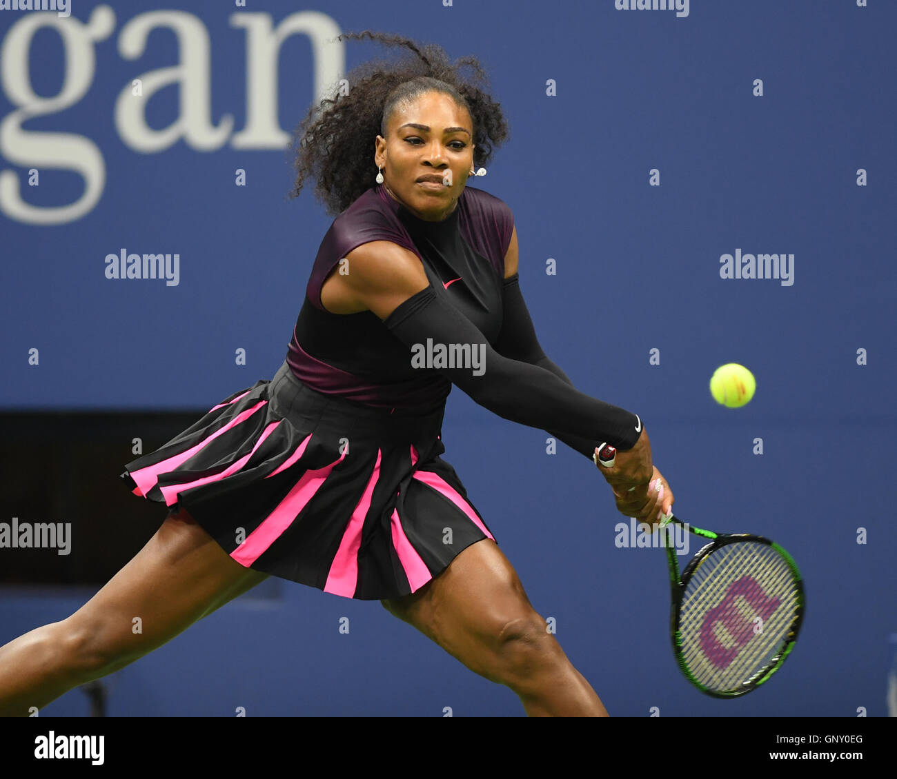 Flushing, New York, Stati Uniti d'America. 01 Sep, 2016. Serena Williams Vs Vania KING sulla Arthur Ashe Stadium dell'USTA Billie Jean King National Tennis Center il 1 settembre 2016 nel lavaggio delle regine. Credito: MediaPunch Inc/Alamy Live News Foto Stock