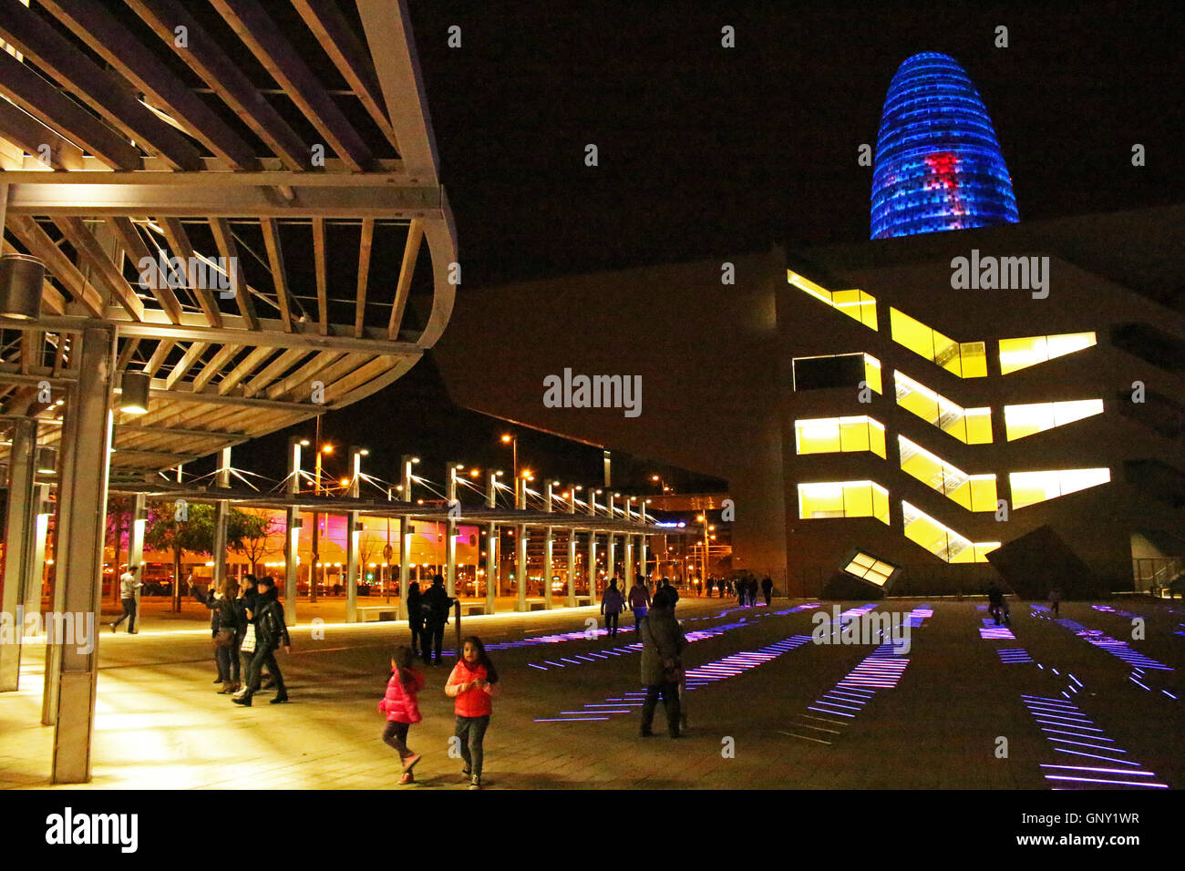 Barcellona/SPAGNA - Circa NEL MAGGIO 2015: vista del LED illuminato Plaça de les Glories, la Disseny Hub di Barcellona e il Agbar Towe Foto Stock