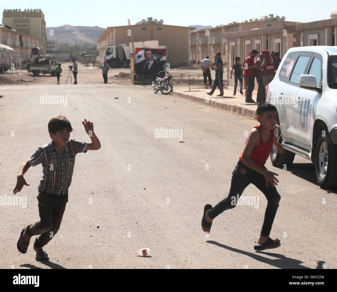 Damasco, Siria. 1 Sep, 2016. Ragazzi giocare in Harjelah campo profughi alla periferia di Damasco, Siria, Sett. 1, 2016. La siria guerra civile è la macinazione nel suo sesto anno dal 2011, con i bambini nel paese di continuare a sopportare il peso del conflitto. Credito: Yang Zhen/Xinhua/Alamy Live News Foto Stock