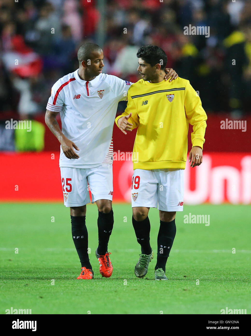 SEVILLA, Spagna - 5 maggio: Mariano Ferreira e mai Banega dopo la UEFA Europa League seconda gamba semifinali match tra FC Shakhtar Donetsk vs Sevilla FC, 5 maggio 2016, Ramon Sanchez Pizjuan, Spagna Foto Stock